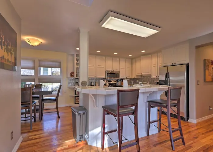 Townhome W/ View, Country Club Amenities Holiday home *